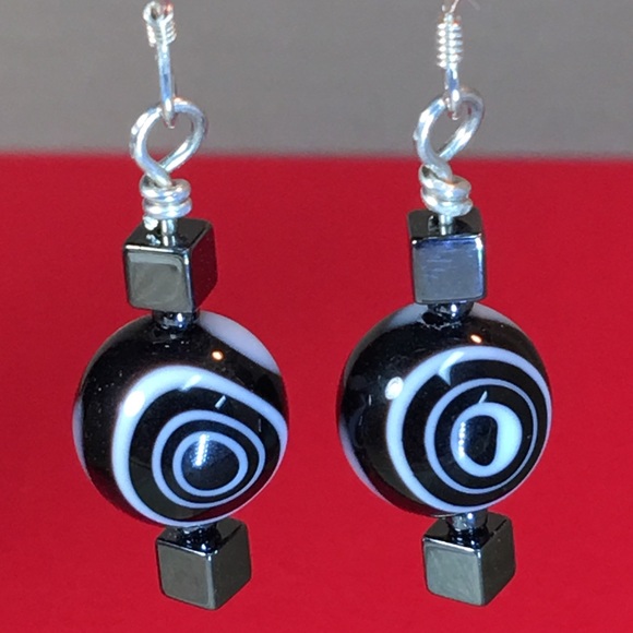 🔥FLASH SALE🔥.925 Sterling Black Swirl Earrings - Picture 3 of 5